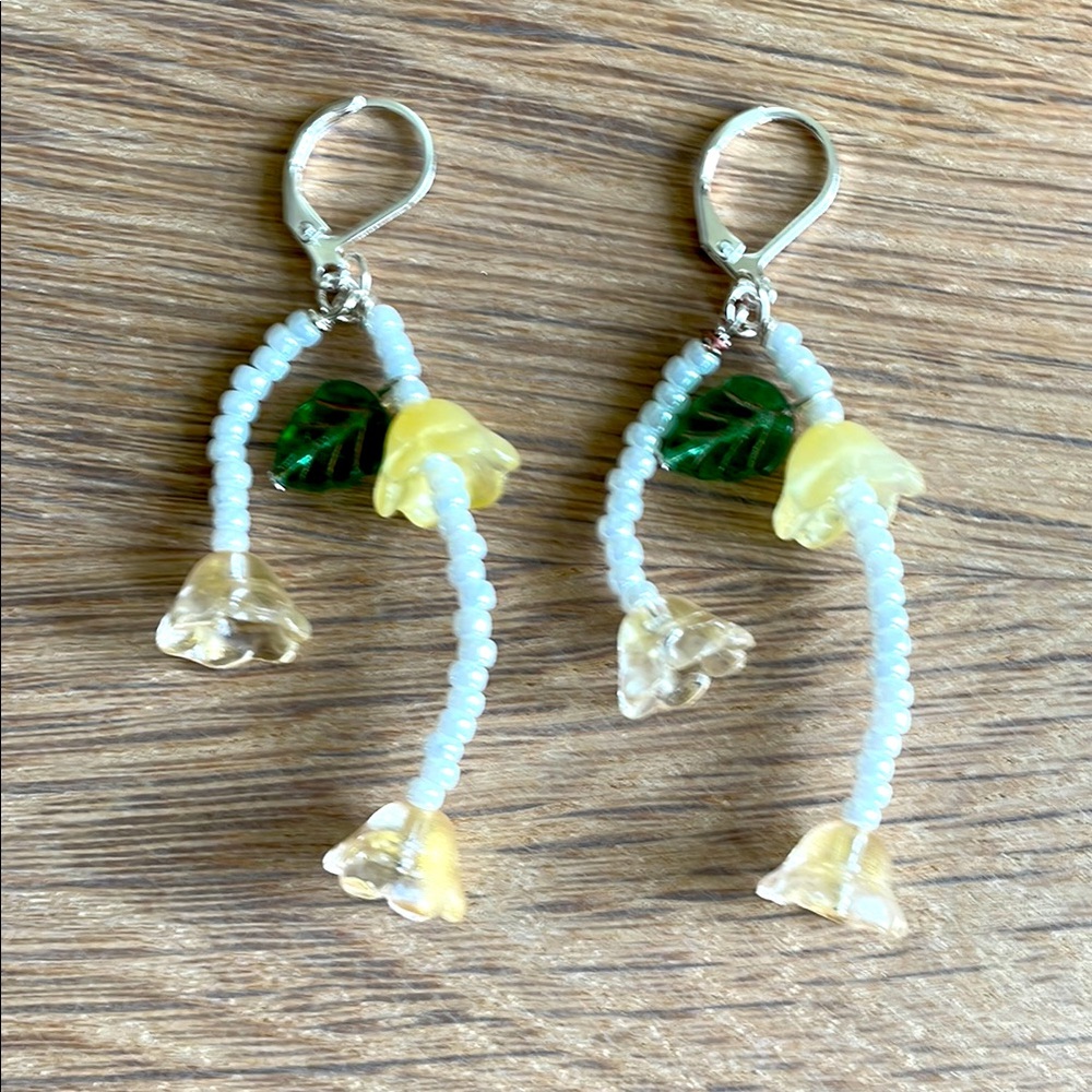 HAND CRAFTED FLORAL EARRINGS Pierced White Silver Yellow Green Flowers - Picture 6 of 13